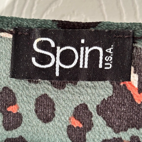 Chic & Flowy Leopard Print V-Neck Blouse - Picture 4 of 6